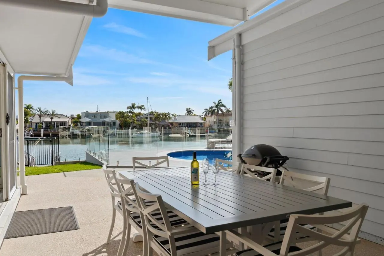 Luxurious Waterfront North Facing 5 Bedroom House With Pool, Pontoon And Deep Water Access Near Mooloolaba Ferienhaus