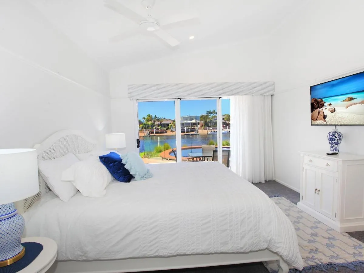 Waterfront Oasis: Luxe 5BR with Pool and Pontoon Villa Mooloolaba Holiday home