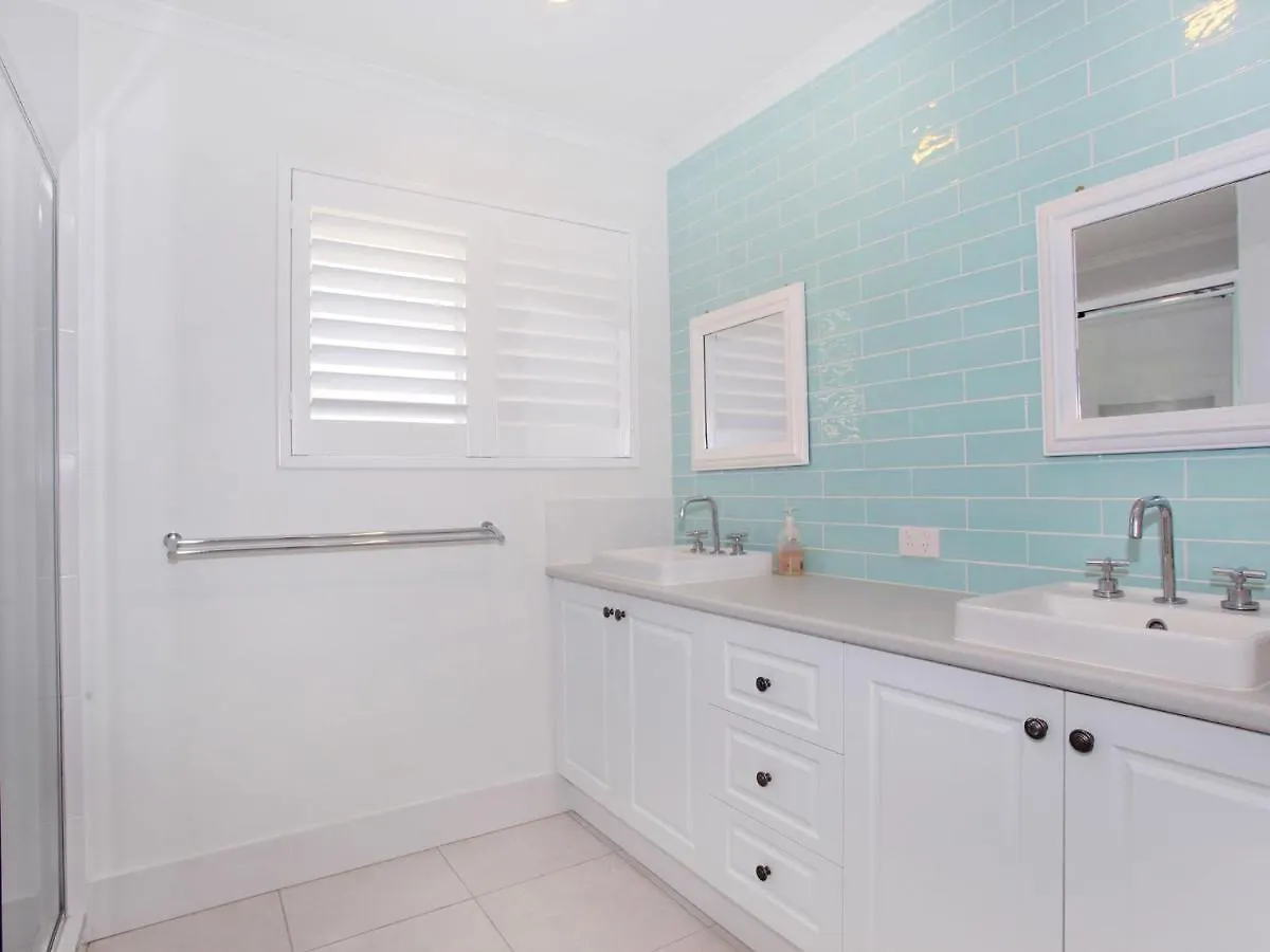 Waterfront Oasis: Luxe 5BR with Pool and Pontoon Villa Mooloolaba 0*,