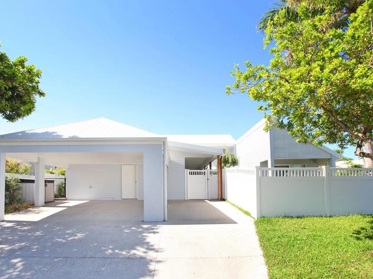 Holiday home Waterfront Oasis: Luxe 5BR with Pool and Pontoon Villa Mooloolaba