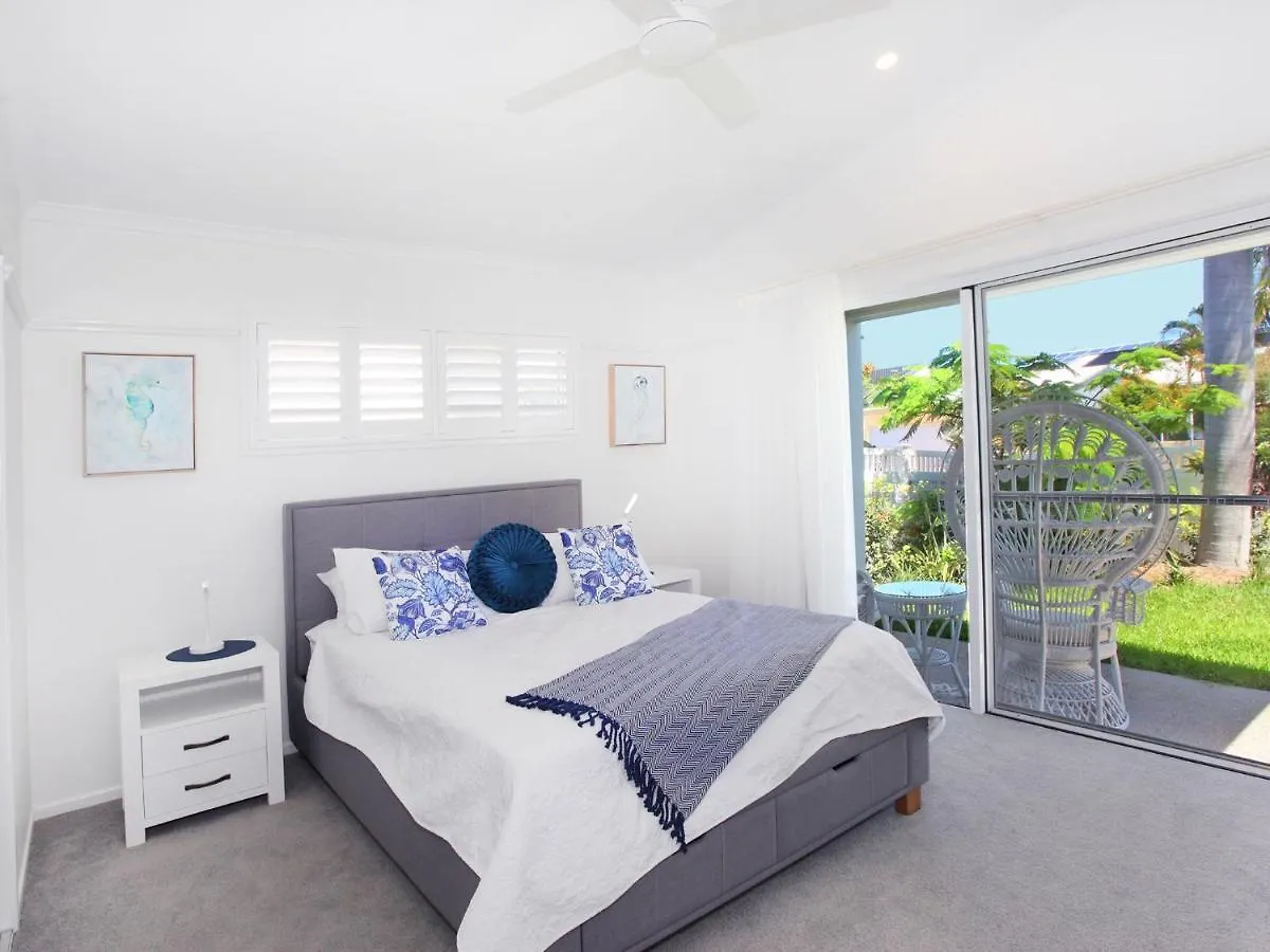 Waterfront Oasis: Luxe 5BR with Pool and Pontoon Villa Mooloolaba 0*,  Australia