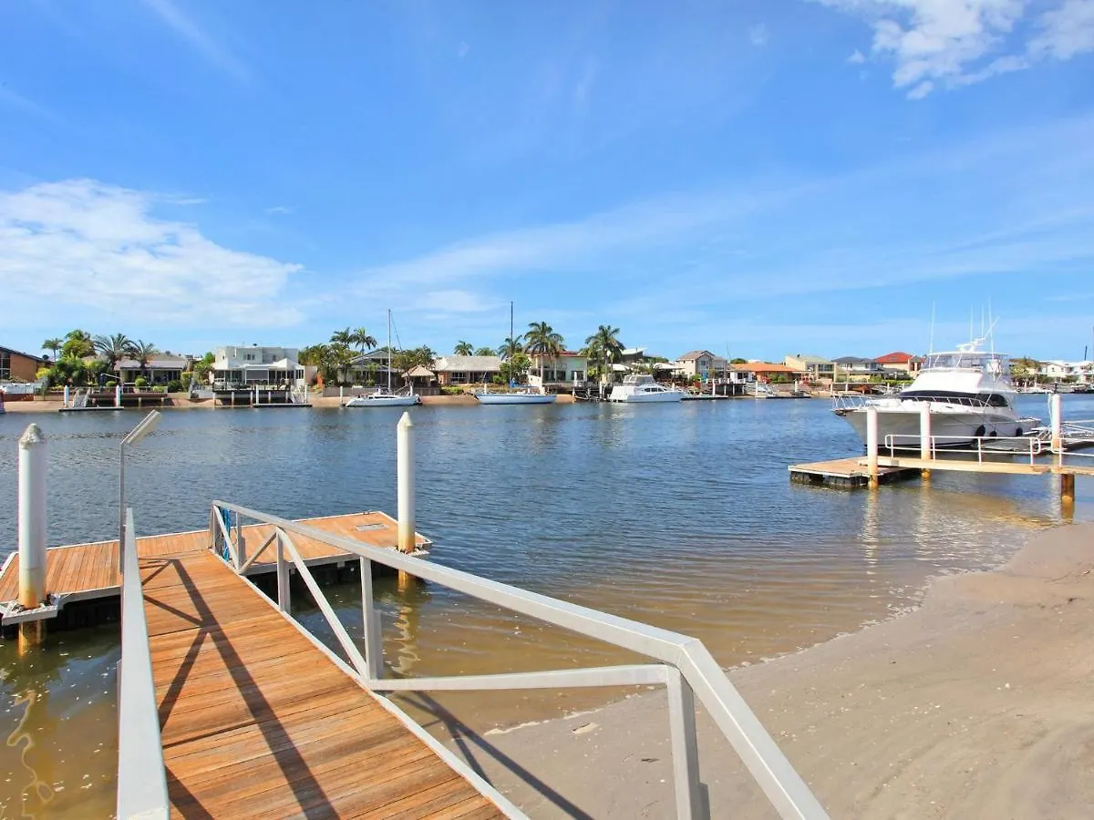 Waterfront Oasis: Luxe 5BR with Pool and Pontoon Villa Mooloolaba Holiday home