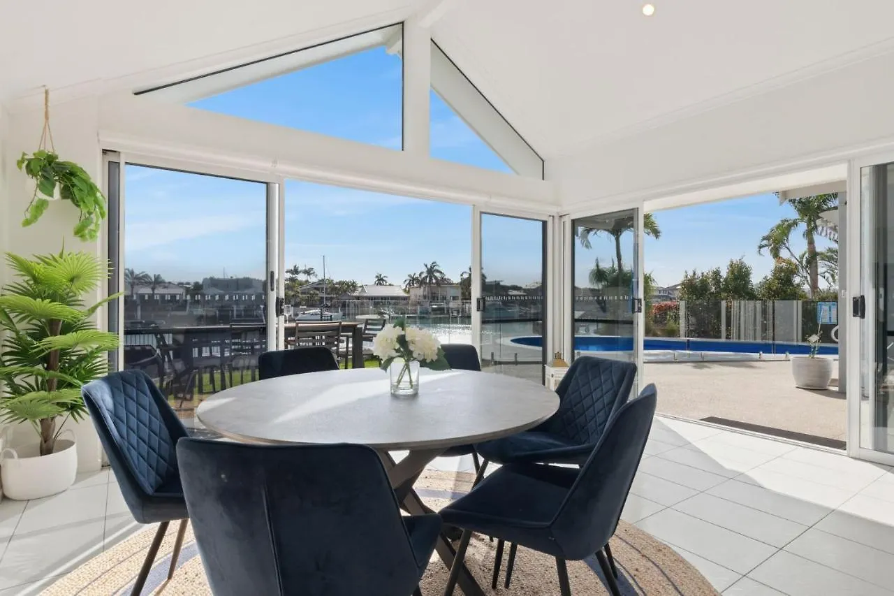 Waterfront Oasis: Luxe 5BR with Pool and Pontoon Villa Mooloolaba Holiday home