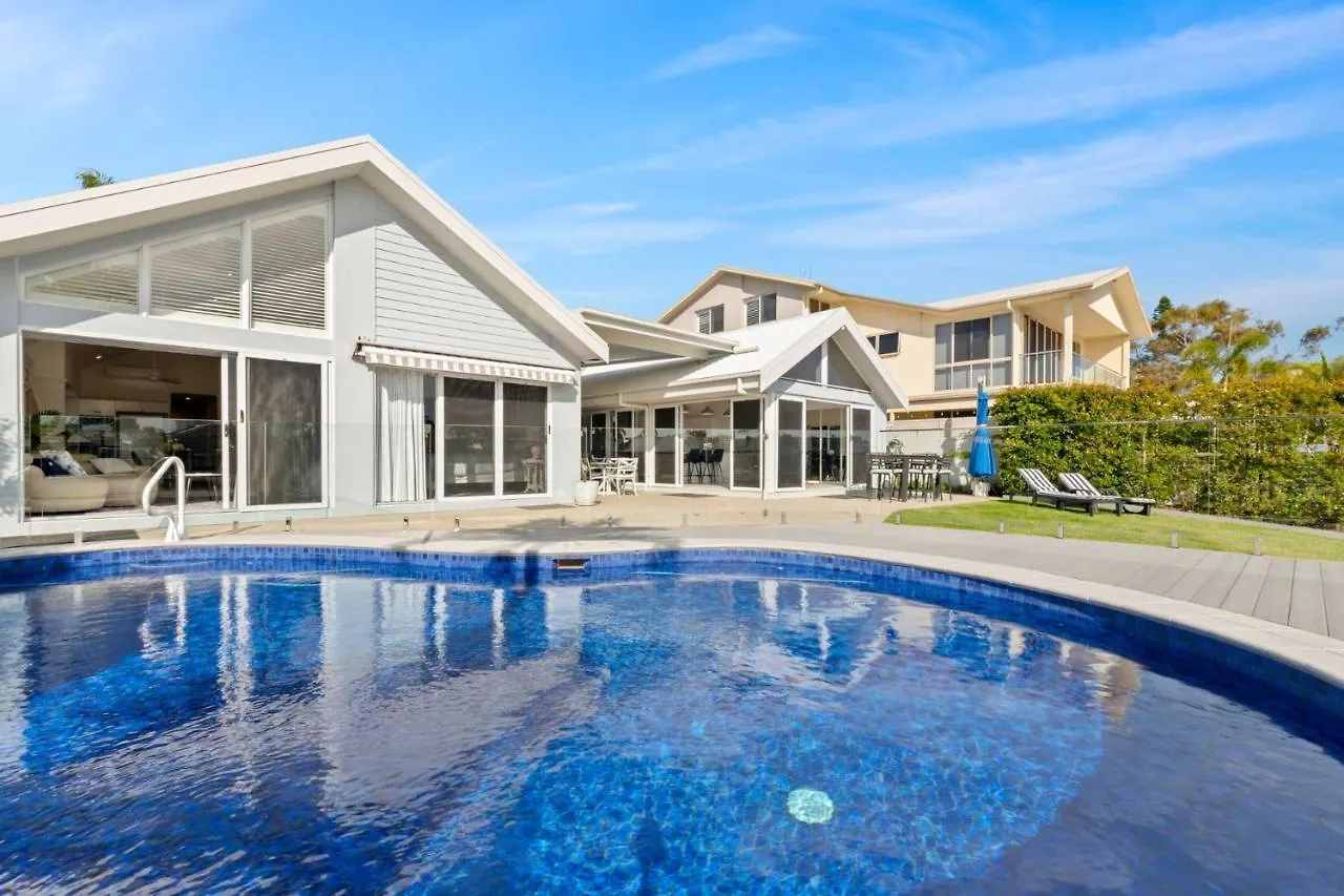 Waterfront Oasis: Luxe 5BR with Pool and Pontoon Villa Mooloolaba Holiday home