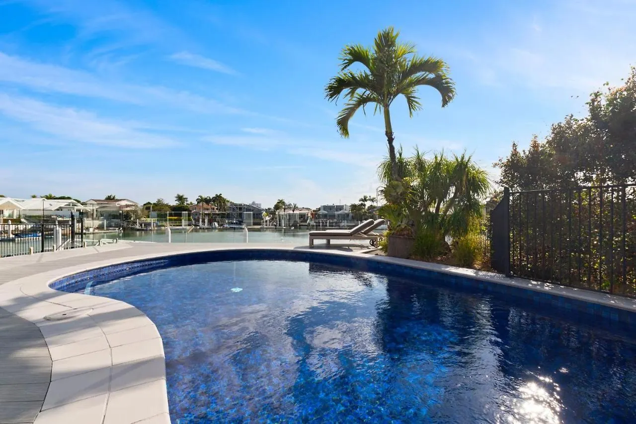Holiday home Waterfront Oasis: Luxe 5BR with Pool and Pontoon Villa Mooloolaba