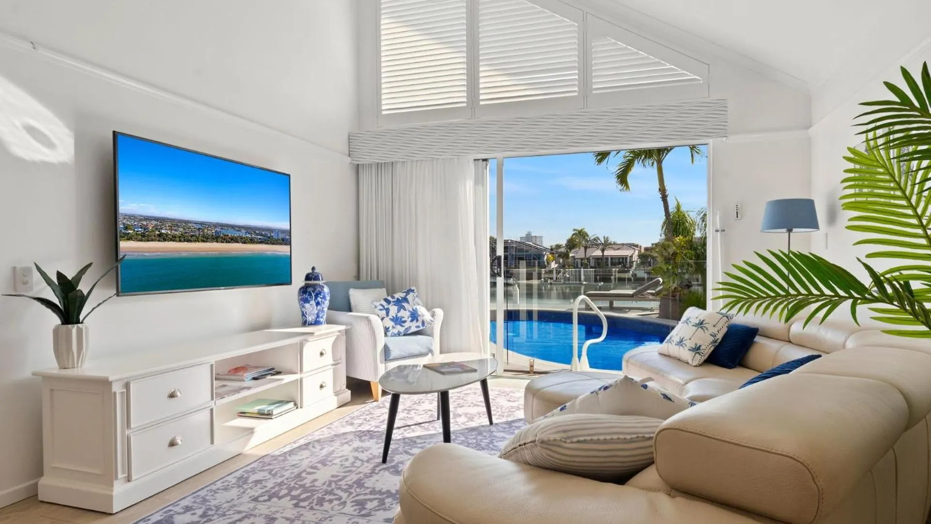 Holiday home Waterfront Oasis: Luxe 5BR with Pool and Pontoon Villa Mooloolaba