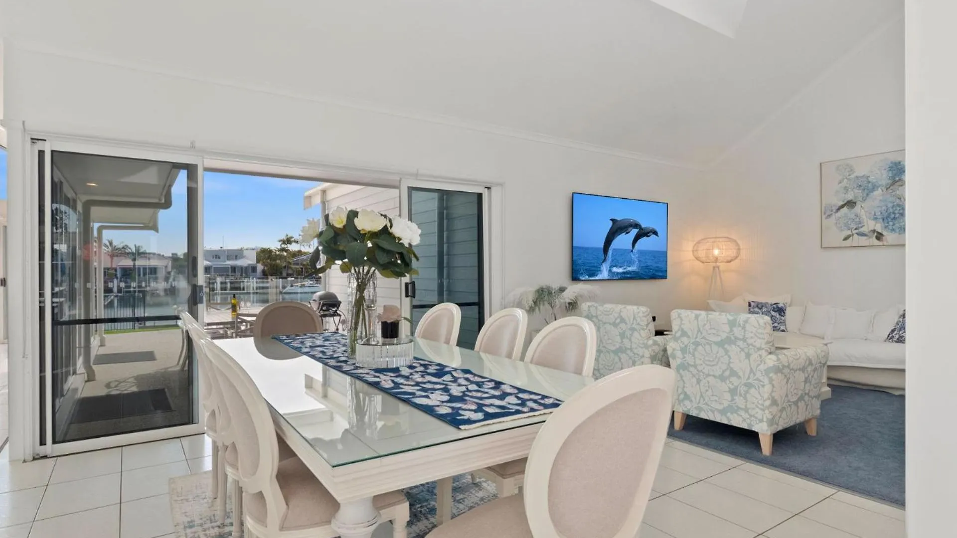 Holiday home Waterfront Oasis: Luxe 5BR with Pool and Pontoon Villa Mooloolaba